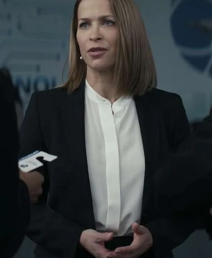 Marlo-Burns-Reacher-S02-Black-Blazer