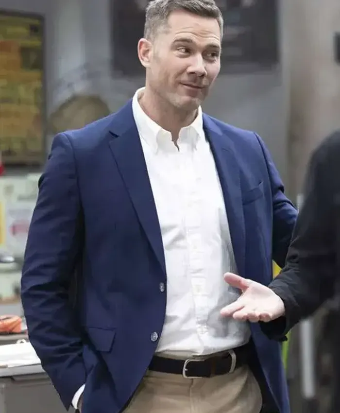 Luke Macfarlane Shifting Gears S02 Blue Blazer