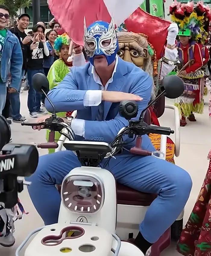 Get El Grande Americano Lucha Libre AAA Worldwide Blue Suit