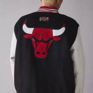 Get Mitchell & Ness NBA Chicago Bulls Day Off Varsity Jacket